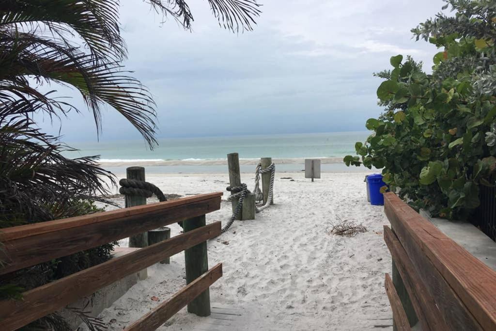 Beach Condo In Gated Complex, Heated Courtyard Pool, Ocean Only 1 Block Away! St. Pete Beach Exterior foto